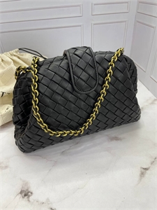 {{productViewItem.photos[photoViewList.activeNavIndex].Alt || productViewItem.photos[photoViewList.activeNavIndex].Description || 'Сумка BOTTEGA VENETA'}}