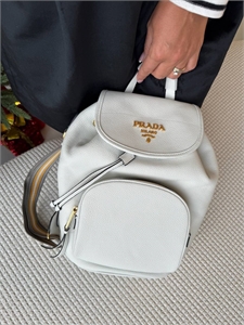 {{productViewItem.photos[photoViewList.activeNavIndex].Alt || productViewItem.photos[photoViewList.activeNavIndex].Description || 'Рюкзак Prada'}}