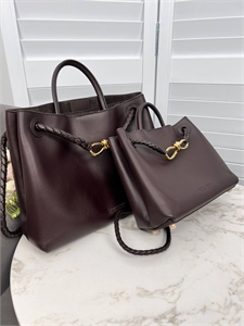 {{productViewItem.photos[photoViewList.activeNavIndex].Alt || productViewItem.photos[photoViewList.activeNavIndex].Description || 'Сумка BOTTEGA VENETA'}}