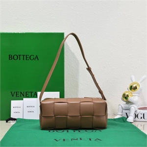 {{productViewItem.photos[photoViewList.activeNavIndex].Alt || productViewItem.photos[photoViewList.activeNavIndex].Description || 'Сумка BOTTEGA VENETA'}}