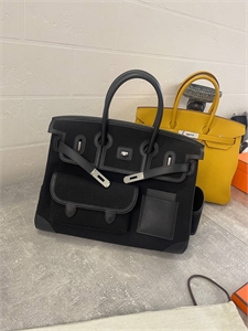 {{productViewItem.photos[photoViewList.activeNavIndex].Alt || productViewItem.photos[photoViewList.activeNavIndex].Description || 'Сумка Hermes Birkin cargo 35'}}