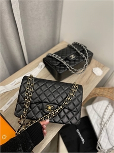 {{productViewItem.photos[photoViewList.activeNavIndex].Alt || productViewItem.photos[photoViewList.activeNavIndex].Description || 'Сумка Chanel, 30'}}