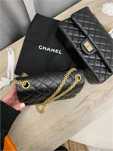 {{productViewItem.photos[photoViewList.activeNavIndex].Alt || productViewItem.photos[photoViewList.activeNavIndex].Description || 'Сумка Chanel, 20'}}