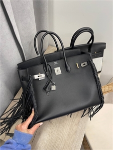 {{productViewItem.photos[photoViewList.activeNavIndex].Alt || productViewItem.photos[photoViewList.activeNavIndex].Description || 'Сумка HERMES Birkin, 35'}}