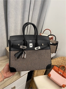 {{productViewItem.photos[photoViewList.activeNavIndex].Alt || productViewItem.photos[photoViewList.activeNavIndex].Description || 'Сумка Hermes Birkin 25см'}}