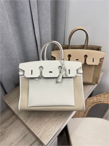 {{productViewItem.photos[photoViewList.activeNavIndex].Alt || productViewItem.photos[photoViewList.activeNavIndex].Description || 'Сумка Hermes Birkin 35 см'}}