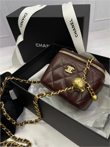 {{productViewItem.photos[photoViewList.activeNavIndex].Alt || productViewItem.photos[photoViewList.activeNavIndex].Description || 'Сумка CHANEL'}}