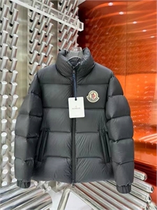 {{productViewItem.photos[photoViewList.activeNavIndex].Alt || productViewItem.photos[photoViewList.activeNavIndex].Description || 'Пуховик moncler'}}