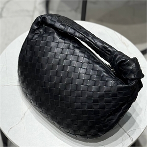 {{productViewItem.photos[photoViewList.activeNavIndex].Alt || productViewItem.photos[photoViewList.activeNavIndex].Description || 'Сумка BOTTEGA VENETA'}}