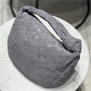 {{productViewItem.photos[photoViewList.activeNavIndex].Alt || productViewItem.photos[photoViewList.activeNavIndex].Description || 'Сумка BOTTEGA VENETA'}}