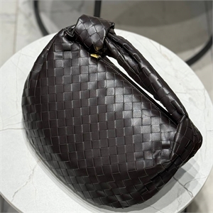 {{productViewItem.photos[photoViewList.activeNavIndex].Alt || productViewItem.photos[photoViewList.activeNavIndex].Description || 'Сумка BOTTEGA VENETA'}}