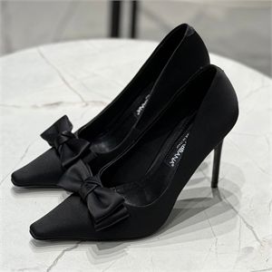 {{productViewItem.photos[photoViewList.activeNavIndex].Alt || productViewItem.photos[photoViewList.activeNavIndex].Description || 'Туфли DOLCE &amp; GABBANA'}}