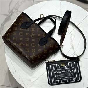 {{productViewItem.photos[photoViewList.activeNavIndex].Alt || productViewItem.photos[photoViewList.activeNavIndex].Description || 'Сумка  LOUIS VUITTON'}}