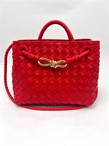 {{productViewItem.photos[photoViewList.activeNavIndex].Alt || productViewItem.photos[photoViewList.activeNavIndex].Description || 'Сумка BOTTEGA VENETA'}}