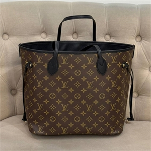 {{productViewItem.photos[photoViewList.activeNavIndex].Alt || productViewItem.photos[photoViewList.activeNavIndex].Description || 'Сумка  LOUIS VUITTON'}}