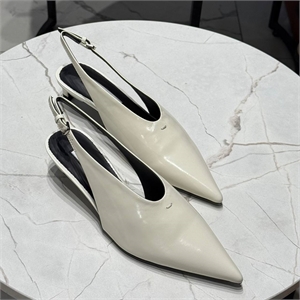 {{productViewItem.photos[photoViewList.activeNavIndex].Alt || productViewItem.photos[photoViewList.activeNavIndex].Description || 'Туфли  JIL SANDER'}}