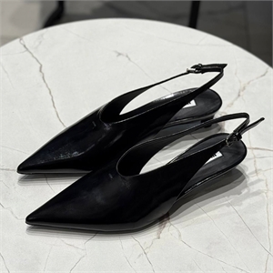 {{productViewItem.photos[photoViewList.activeNavIndex].Alt || productViewItem.photos[photoViewList.activeNavIndex].Description || 'Туфли  JIL SANDER'}}