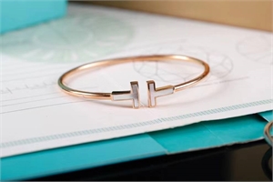 {{productViewItem.photos[photoViewList.activeNavIndex].Alt || productViewItem.photos[photoViewList.activeNavIndex].Description || 'Браслет Tiffany&amp;Co'}}