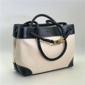 {{productViewItem.photos[photoViewList.activeNavIndex].Alt || productViewItem.photos[photoViewList.activeNavIndex].Description || 'Сумка BOTTEGA VENETA 32 см'}}