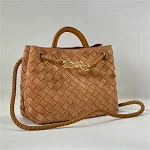 {{productViewItem.photos[photoViewList.activeNavIndex].Alt || productViewItem.photos[photoViewList.activeNavIndex].Description || 'Сумка BOTTEGA VENETA 25 см'}}