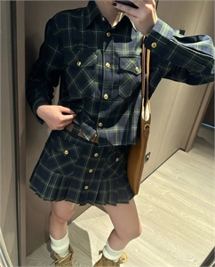 {{productViewItem.photos[photoViewList.activeNavIndex].Alt || productViewItem.photos[photoViewList.activeNavIndex].Description || 'Костюм MIU MIU'}}