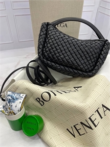 {{productViewItem.photos[photoViewList.activeNavIndex].Alt || productViewItem.photos[photoViewList.activeNavIndex].Description || 'Сумка BOTTEGA VENETA'}}