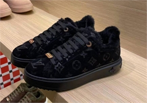 {{productViewItem.photos[photoViewList.activeNavIndex].Alt || productViewItem.photos[photoViewList.activeNavIndex].Description || 'Кеды LOUIS VUITTON'}}