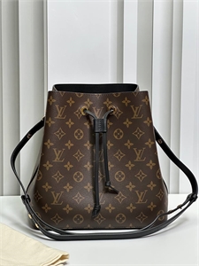 {{productViewItem.photos[photoViewList.activeNavIndex].Alt || productViewItem.photos[photoViewList.activeNavIndex].Description || 'Сумка LOUIS VUITTON'}}