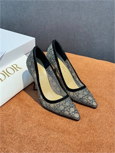 {{productViewItem.photos[photoViewList.activeNavIndex].Alt || productViewItem.photos[photoViewList.activeNavIndex].Description || 'Туфли DIOR'}}
