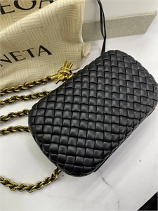 {{productViewItem.photos[photoViewList.activeNavIndex].Alt || productViewItem.photos[photoViewList.activeNavIndex].Description || 'Клатч BOTTEGA VENETA'}}