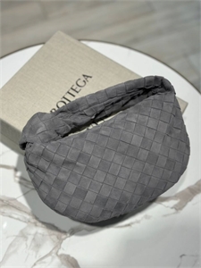 {{productViewItem.photos[photoViewList.activeNavIndex].Alt || productViewItem.photos[photoViewList.activeNavIndex].Description || 'Сумка BOTTEGA VENETA'}}