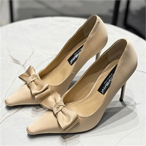 {{productViewItem.photos[photoViewList.activeNavIndex].Alt || productViewItem.photos[photoViewList.activeNavIndex].Description || 'Туфли DOLCE &amp; GABBANA'}}
