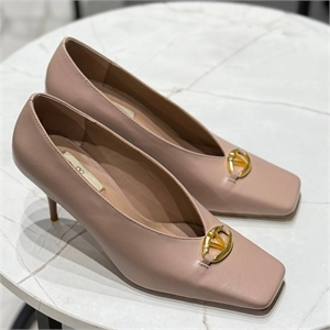 {{productViewItem.photos[photoViewList.activeNavIndex].Alt || productViewItem.photos[photoViewList.activeNavIndex].Description || 'Туфли VALENTINO'}}