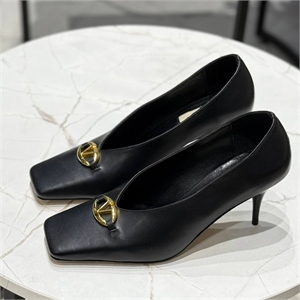 {{productViewItem.photos[photoViewList.activeNavIndex].Alt || productViewItem.photos[photoViewList.activeNavIndex].Description || 'Туфли VALENTINO'}}