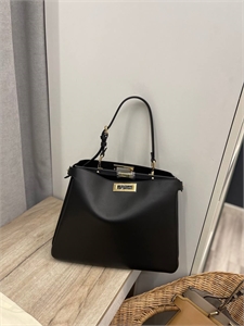 {{productViewItem.photos[photoViewList.activeNavIndex].Alt || productViewItem.photos[photoViewList.activeNavIndex].Description || 'Сумка Fendi'}}