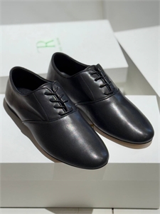 {{productViewItem.photos[photoViewList.activeNavIndex].Alt || productViewItem.photos[photoViewList.activeNavIndex].Description || 'Туфли THE ROW'}}