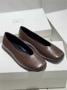 {{productViewItem.photos[photoViewList.activeNavIndex].Alt || productViewItem.photos[photoViewList.activeNavIndex].Description || 'Балетки THE ROW'}}