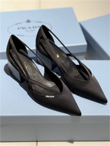 {{productViewItem.photos[photoViewList.activeNavIndex].Alt || productViewItem.photos[photoViewList.activeNavIndex].Description || 'Туфли PRADA'}}