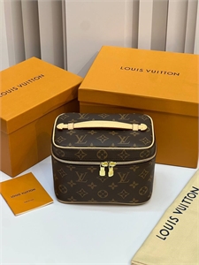 {{productViewItem.photos[photoViewList.activeNavIndex].Alt || productViewItem.photos[photoViewList.activeNavIndex].Description || 'Косметичка LOUIS VUITTON'}}