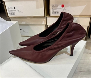 {{productViewItem.photos[photoViewList.activeNavIndex].Alt || productViewItem.photos[photoViewList.activeNavIndex].Description || 'Туфли THE ROW'}}