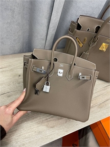 {{productViewItem.photos[photoViewList.activeNavIndex].Alt || productViewItem.photos[photoViewList.activeNavIndex].Description || 'Сумка  Hermes Birkin 25 см'}}