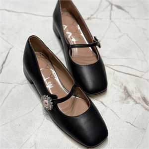 {{productViewItem.photos[photoViewList.activeNavIndex].Alt || productViewItem.photos[photoViewList.activeNavIndex].Description || 'Балетки VALENTINO'}}