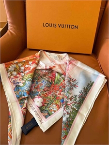 {{productViewItem.photos[photoViewList.activeNavIndex].Alt || productViewItem.photos[photoViewList.activeNavIndex].Description || 'Платок LOUIS VUITTON'}}