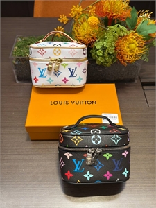 {{productViewItem.photos[photoViewList.activeNavIndex].Alt || productViewItem.photos[photoViewList.activeNavIndex].Description || 'Косметичка LOUIS VUITTON'}}