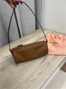 {{productViewItem.photos[photoViewList.activeNavIndex].Alt || productViewItem.photos[photoViewList.activeNavIndex].Description || 'Сумка Miu miu'}}
