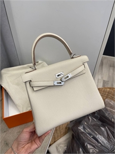 {{productViewItem.photos[photoViewList.activeNavIndex].Alt || productViewItem.photos[photoViewList.activeNavIndex].Description || 'Сумка Hermes Kelly'}}