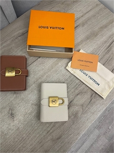 {{productViewItem.photos[photoViewList.activeNavIndex].Alt || productViewItem.photos[photoViewList.activeNavIndex].Description || 'Кошелёк LV'}}