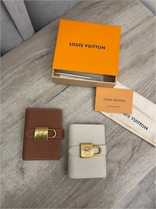 {{productViewItem.photos[photoViewList.activeNavIndex].Alt || productViewItem.photos[photoViewList.activeNavIndex].Description || 'Кошелёк LV'}}
