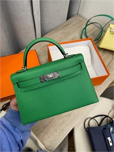{{productViewItem.photos[photoViewList.activeNavIndex].Alt || productViewItem.photos[photoViewList.activeNavIndex].Description || 'Сумка Hermes Kelly mini'}}
