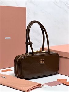{{productViewItem.photos[photoViewList.activeNavIndex].Alt || productViewItem.photos[photoViewList.activeNavIndex].Description || 'Сумка MIU MIU'}}